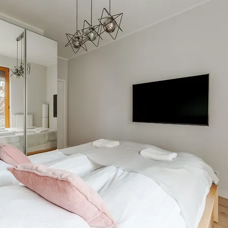 Piekny Bobrowiecka Z Balkonem ワルシャワ