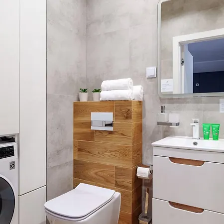 Piekny Bobrowiecka Z Balkonem ワルシャワ