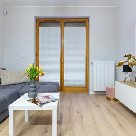 Piekny Bobrowiecka Z Balkonem ワルシャワ